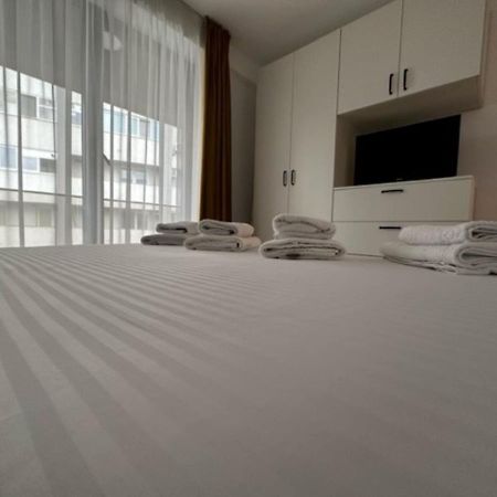 Escape Lounge Apartment ไกรโอวา ภายนอก รูปภาพ