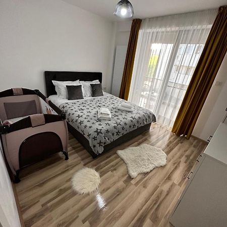Escape Lounge Apartment ไกรโอวา ภายนอก รูปภาพ