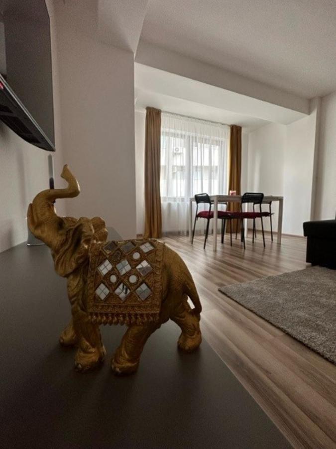 Escape Lounge Apartment ไกรโอวา ภายนอก รูปภาพ