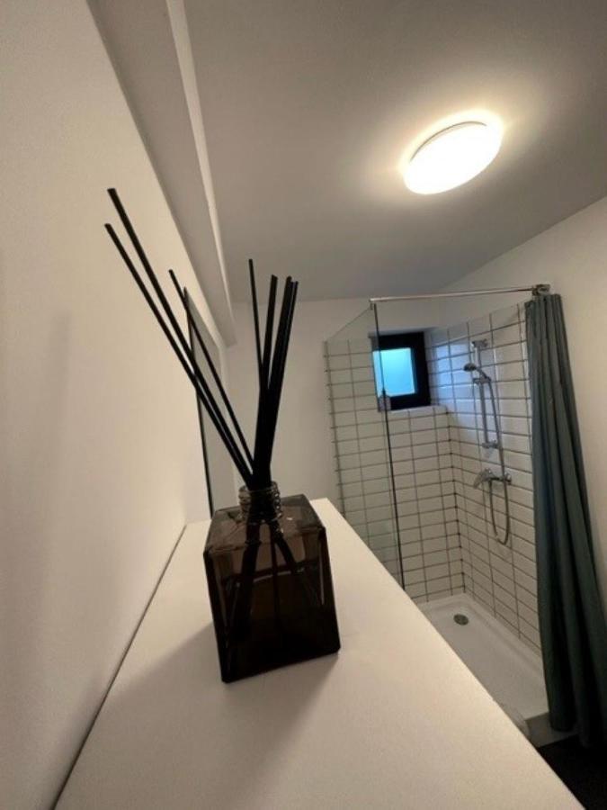 Escape Lounge Apartment ไกรโอวา ภายนอก รูปภาพ