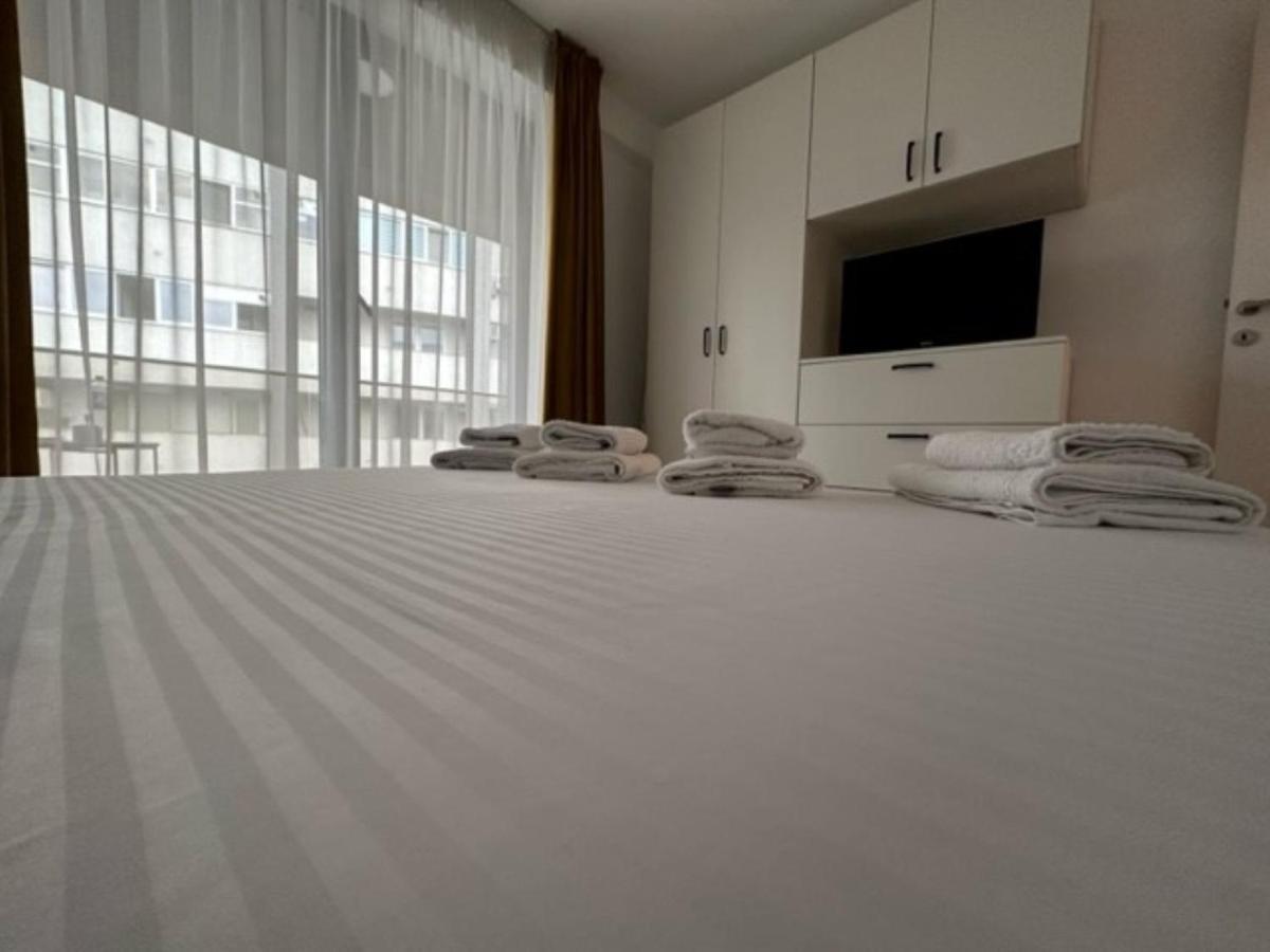 Escape Lounge Apartment ไกรโอวา ภายนอก รูปภาพ