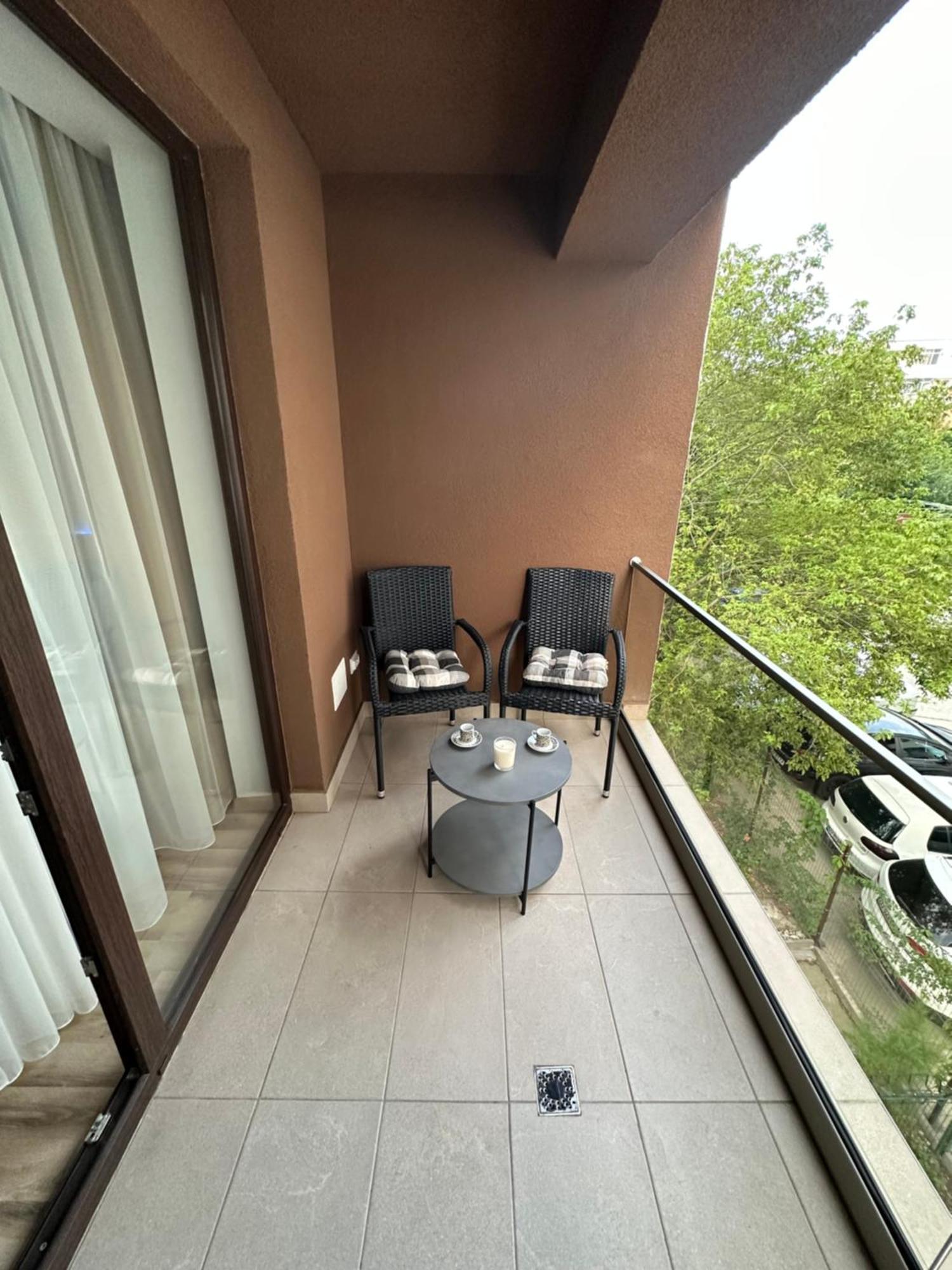Escape Lounge Apartment ไกรโอวา ภายนอก รูปภาพ